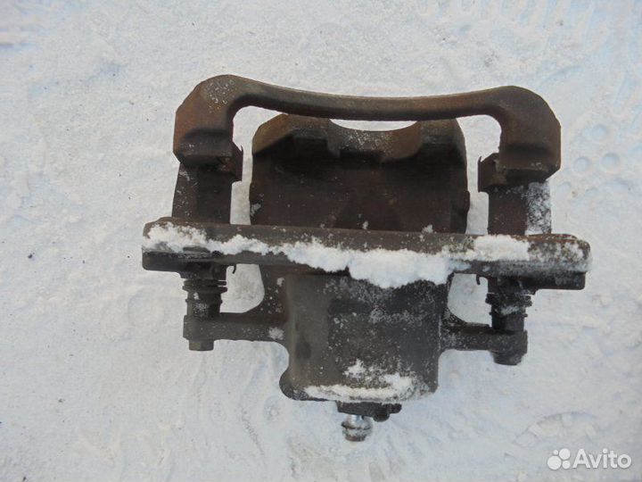 Суппорт передний правый Toyota Camry ACV40 2AZ-FE