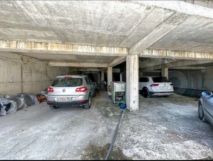 Здание, 3700 м²