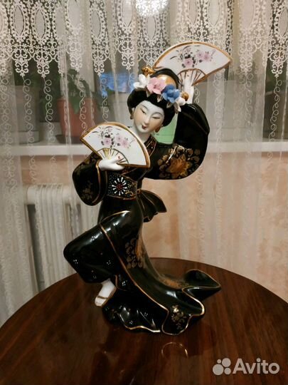 Фарфоровая статуэтка