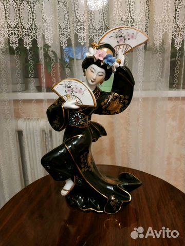 Фарфоровая статуэтка