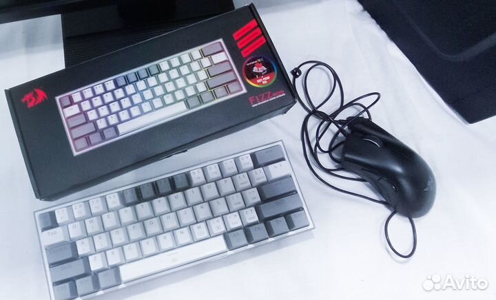 Игровой компьютер вместе с монитором и клавиатурой