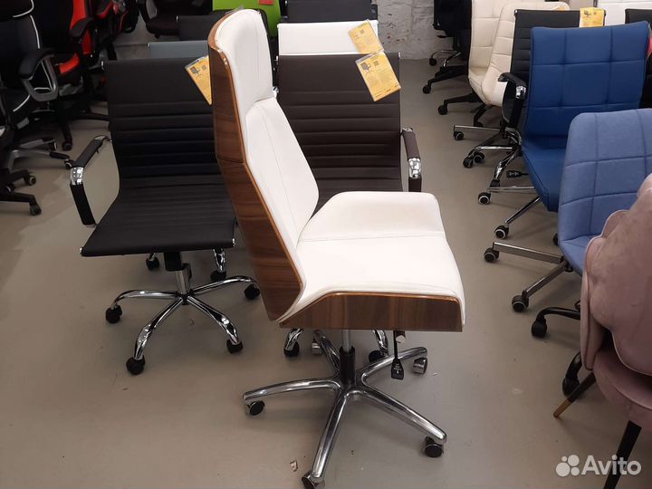 Кресло руководителя TopChairs Crown бежевое