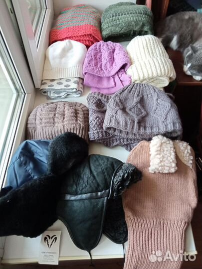 Шапки много разных