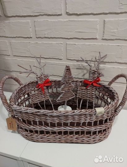 Плетёный короб с оленями