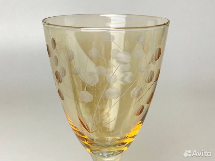 Винтажный бокал из цветного стекла
