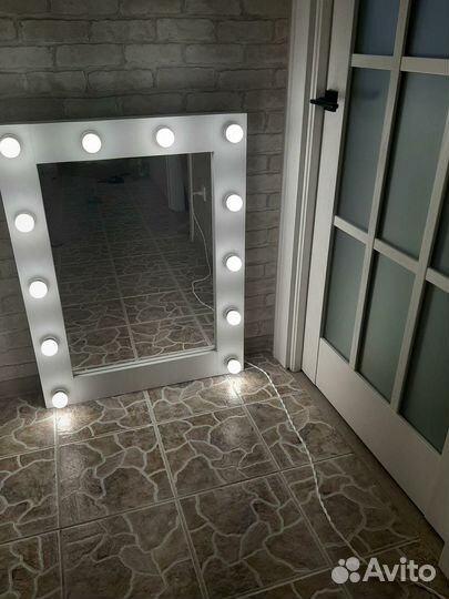 Гримерное зеркало с лампочками