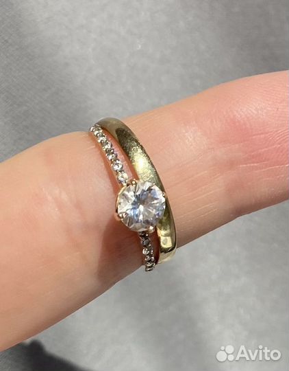 Золотое кольцо с фионитом и бриллиантами