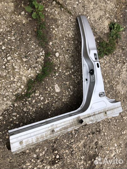 Центральная левая стойка кузова Nissan Tiida 1