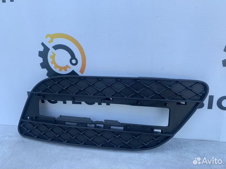 Решетка переднего бампера Mercedes A1668842222