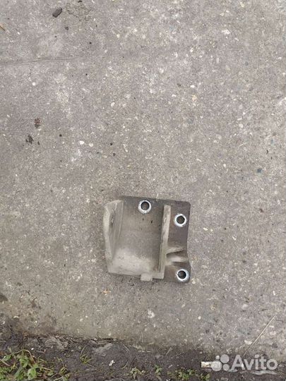 Кронштейн задней подушки двигателя lancer 9