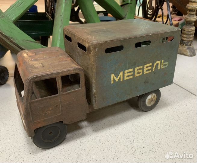 Советская игрушка, жестяной грузовик. Мебель