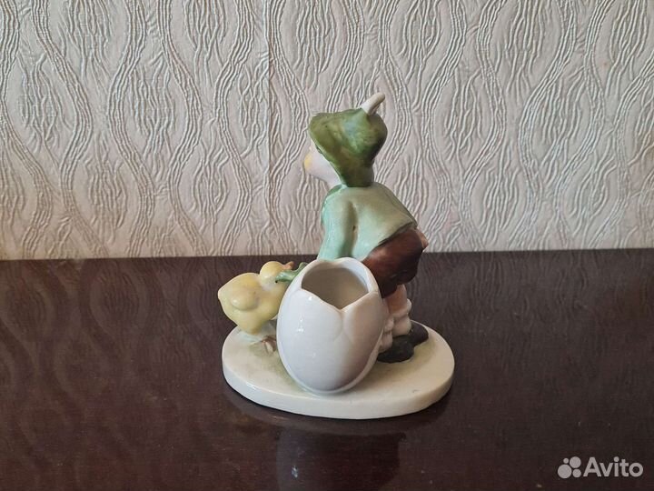 Мальчик с цыпленком фарфор Германия