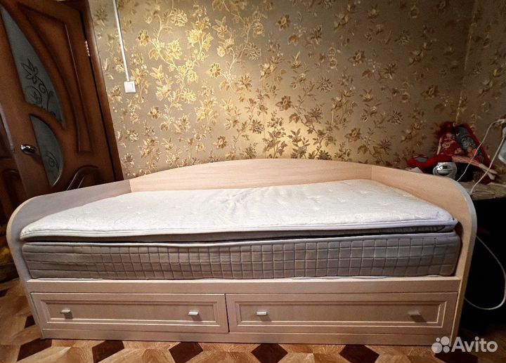 Кровать односпальная с матрасом из лазурита