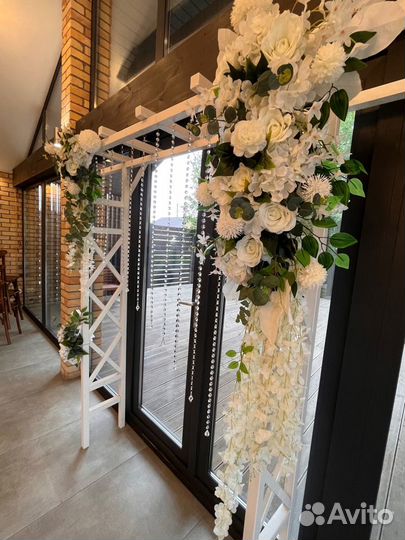 Арка свадебная, цветы на президиум, 4 стойки с цве