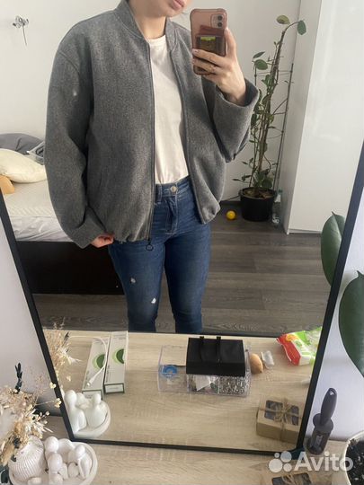 Продаю женскую куртку бомбер