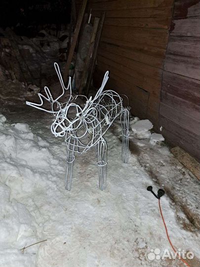 Новогодний олень из проволоки с гирляндой