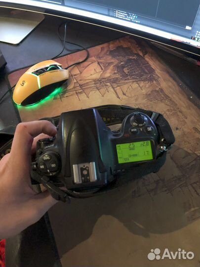 Зеркальный фотоаппарат nikon d700 с ручкой