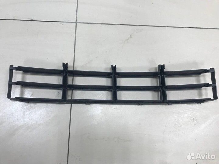 Решетка в бампер центральная рест