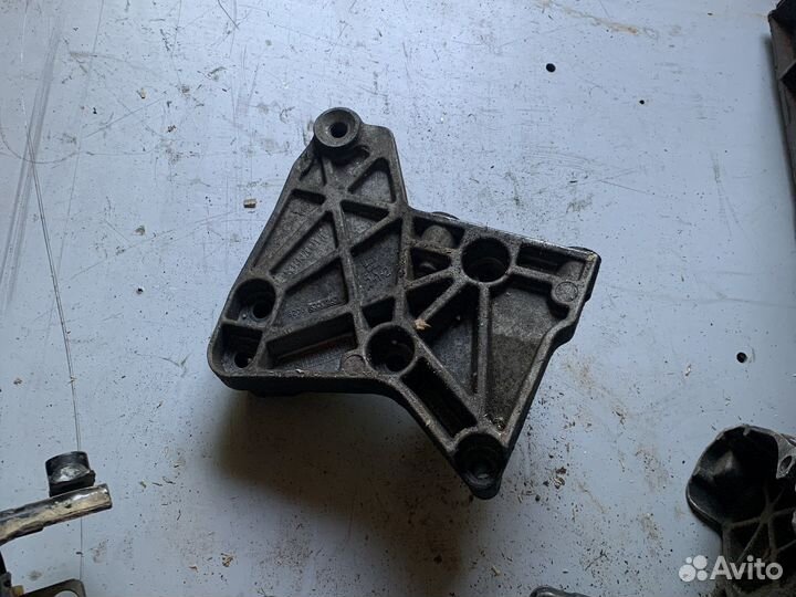 Кронштейн опоры двигателя scenic 2-3