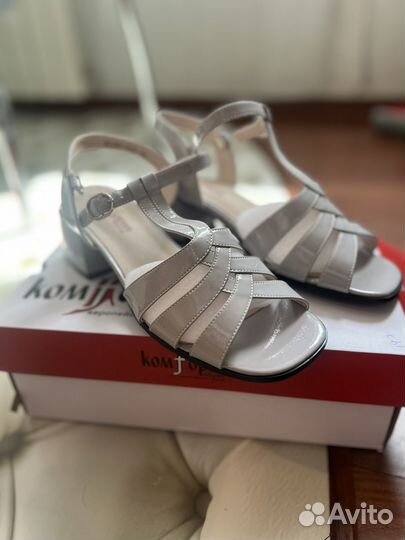 Босоножки женские Komfort 36-37 размер серые лак