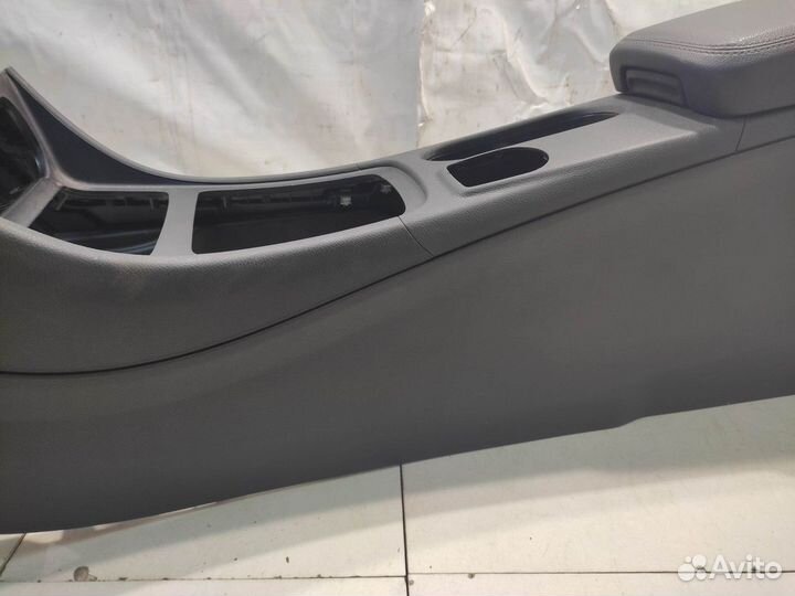 Центральная консоль с подлокотником