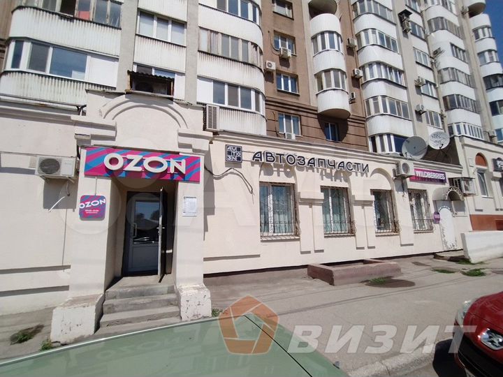 Торговая площадь с парковкой на первой линии