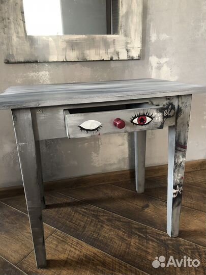 Зеркало и стол