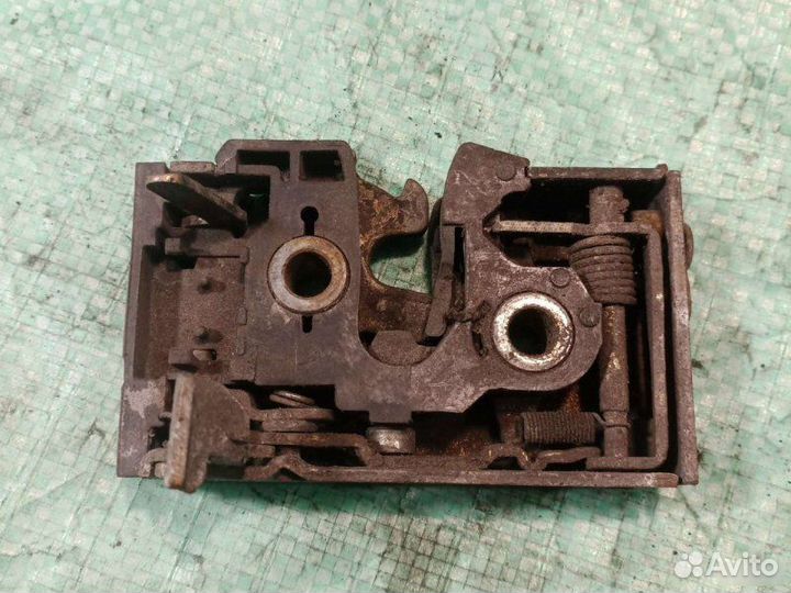 Замок двери задний правый Volkswagen Passat B3