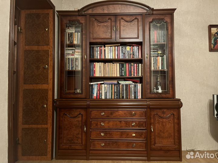 Шкаф книжный с полккми