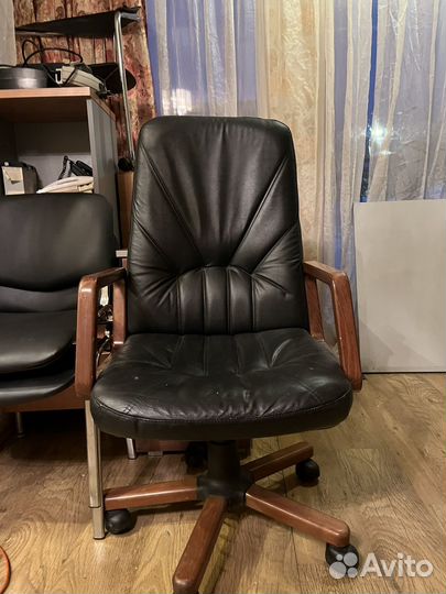 Продаю офисную мебель