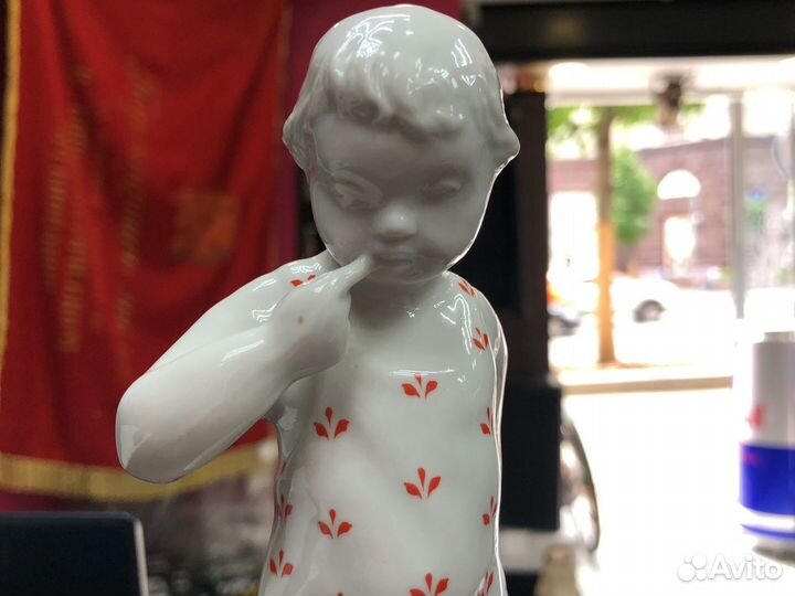 Статуэтка фарфор Мальчик с мишкой Песочное