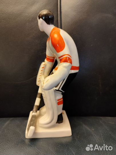 Фарфоровая статуэтка вратарь