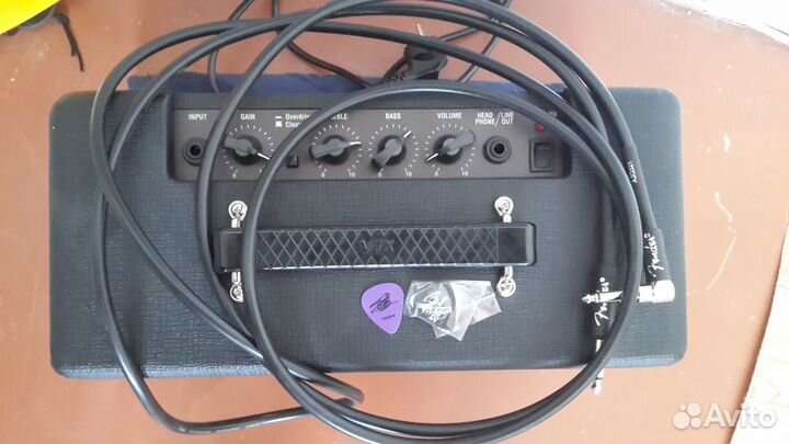 Электрогитара с комбоусилителем