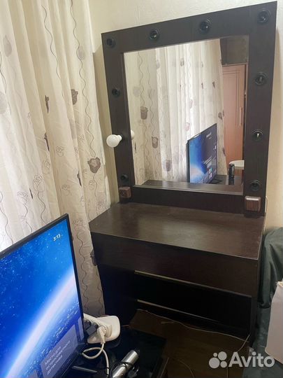 Гримерное зеркало со столом