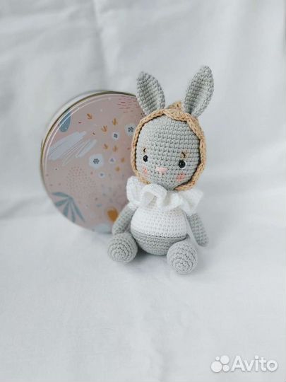 Вязаная игрушка зайка