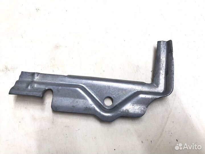 Прижимная планка крепления акб Passat B8