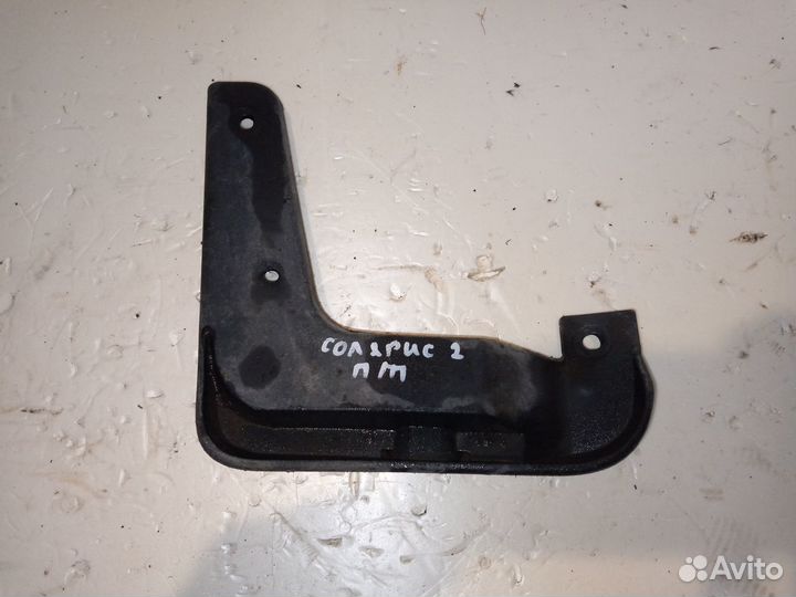 Брызговик передний правый Hyundai Solaris 2