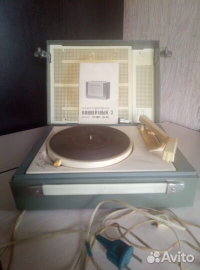Продаются баяны и проигрыватели для пластинок