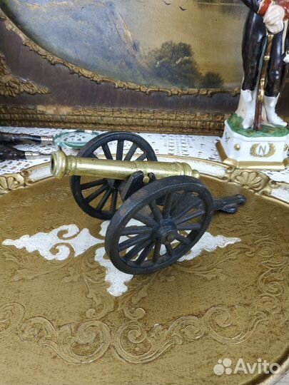 Винтажная сувенирная пушка на лафетах