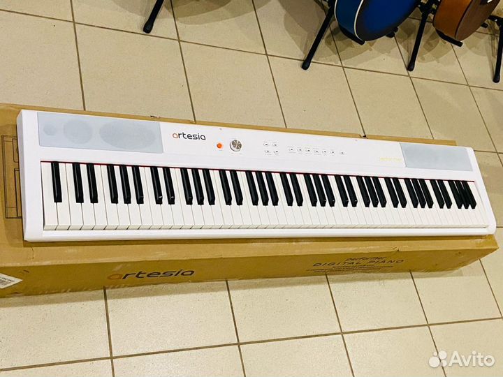 Цифровое фортепиано новое Artesia Performer White