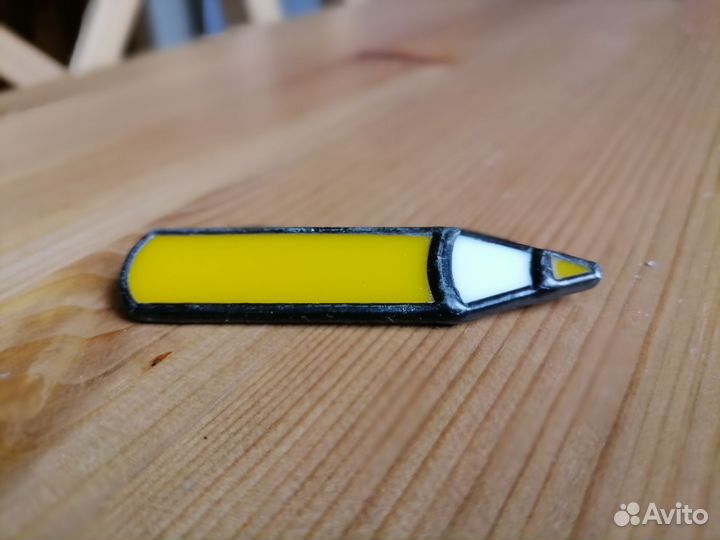 Брошка карандашик