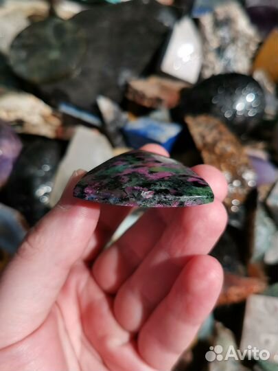 Рубин в Фуксите, кабошон