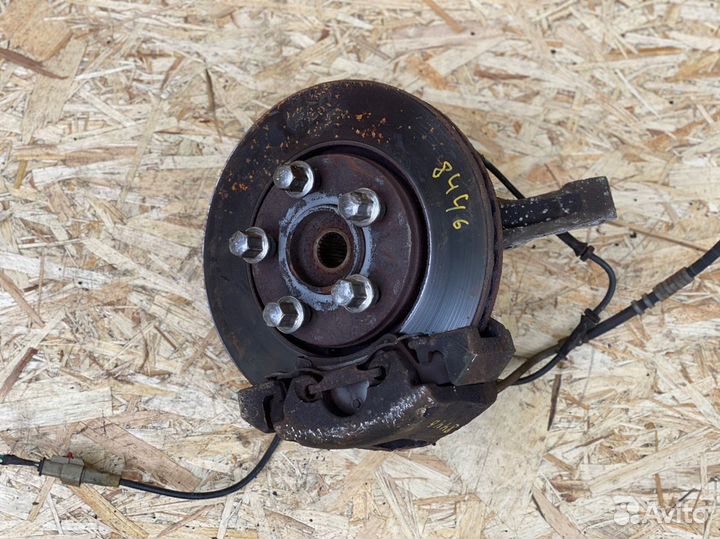 Кулак передний правый Dodge Caravan 4 2000-2007