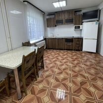 2-к. квартира, 70 м², 1/17 эт.