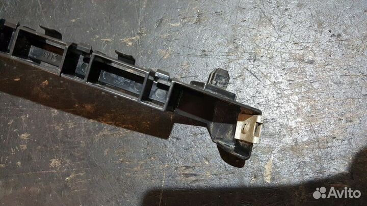 Кронштейн бампера передний левый Subaru Impreza