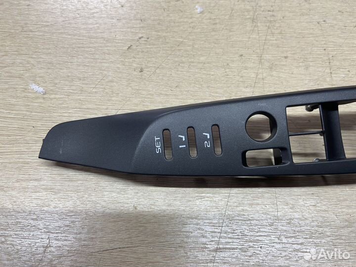 Накладка стеклоподъемников левая Toyota Camry 75