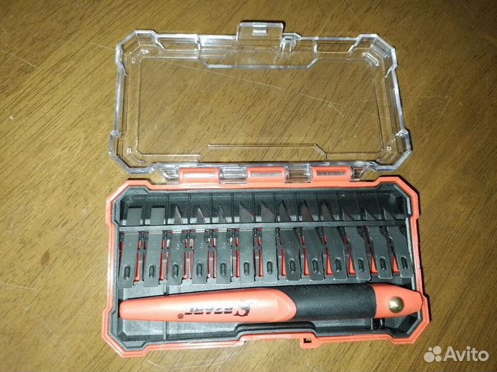 Скальпель со сменными лезвиями в кейсе