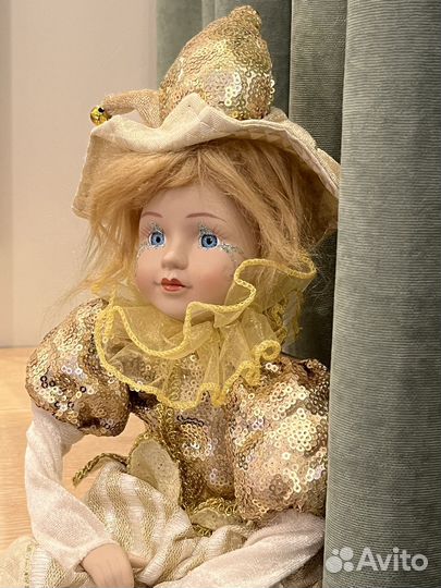 Кукла фарфоровая