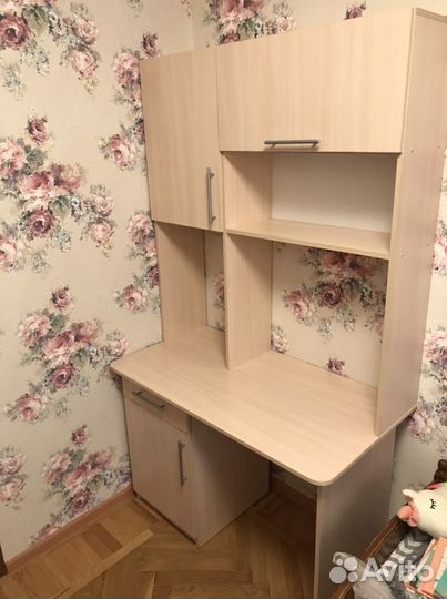 Парта. Рабочий стол. Стол для компа