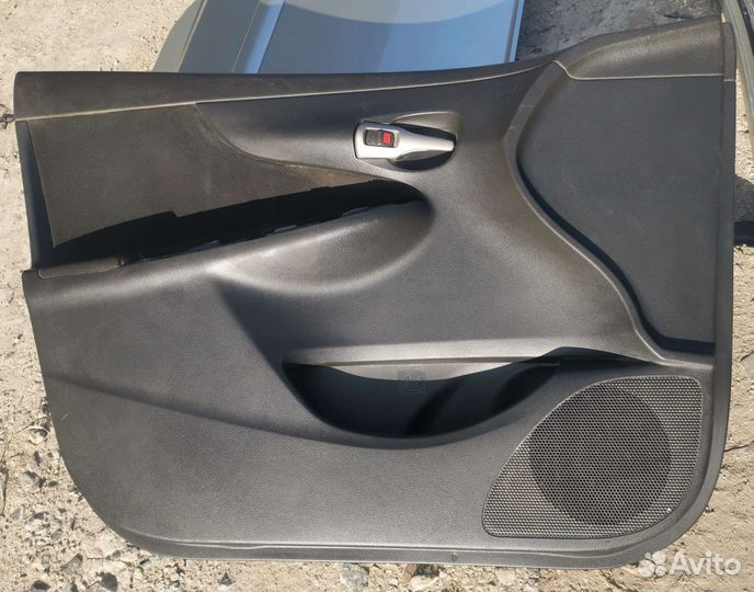Обшивка водительской двери Toyota Corolla 150